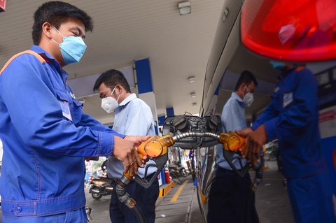 Dòng tiền Petrolimex âm nghìn tỉ, có khoản phải thu lớn từ hàng không- Ảnh 1. Xăng RON 95 đã đắt hơn 3.000 đồng kể từ đầu năm đến nay - Ảnh: QUANG ĐỊNH