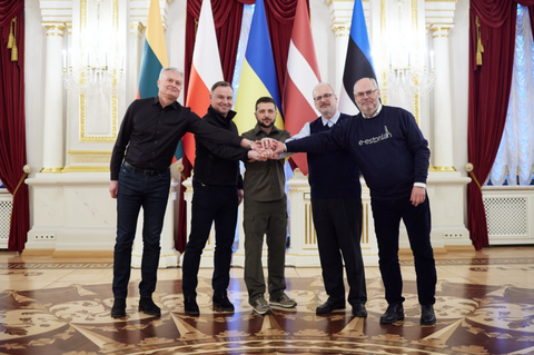 Tổng thống 4 nước châu Âu thị sát Kiev, khẳng định tiếp tục hỗ trợ Ukraine - Ảnh 2. Tổng thống 4 nước châu Âu thị sát Kiev, khẳng định tiếp tục hỗ trợ Ukraine - Ảnh 2.