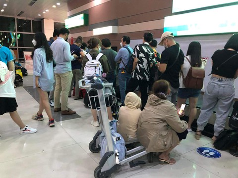 Hàng trăm khách chờ 2 giờ mới nhận được hành lý, sân bay Phú Quốc nói gì? - Ảnh 2. Hàng trăm khách chờ 2 giờ mới nhận được hành lý, sân bay Phú Quốc nói gì? - Ảnh 2.