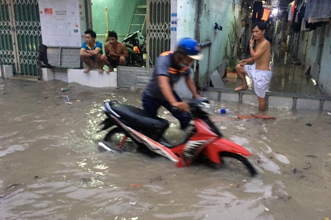Đồng Nai: Trường ngập sâu do mưa lớn, 1.200 học sinh nghỉ học - Ảnh 2. Đồng Nai: Trường ngập sâu do mưa lớn, 1.200 học sinh nghỉ học - Ảnh 2.