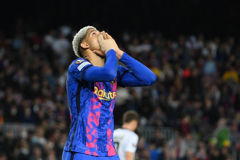 Xavi trở lại mặt đất - Ảnh 1. Xavi trở lại mặt đất - Ảnh 1.