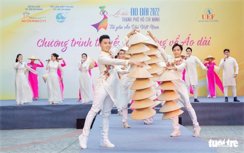 Trịnh Kim Chi, Quỳnh Hoa, Nguyễn Phi Hùng lan tỏa tình yêu áo dài đến sinh viên - Ảnh 1. Trịnh Kim Chi, Quỳnh Hoa, Nguyễn Phi Hùng lan tỏa tình yêu áo dài đến sinh viên - Ảnh 1.