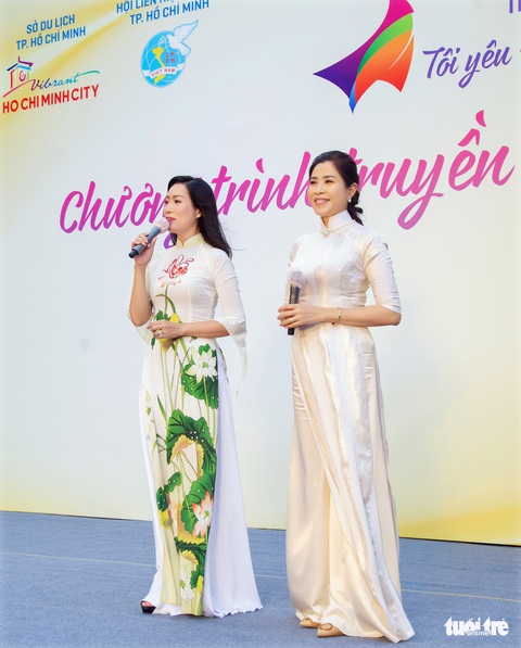 Trịnh Kim Chi, Quỳnh Hoa, Nguyễn Phi Hùng lan tỏa tình yêu áo dài đến sinh viên - Ảnh 7. Trịnh Kim Chi, Quỳnh Hoa, Nguyễn Phi Hùng lan tỏa tình yêu áo dài đến sinh viên - Ảnh 7.