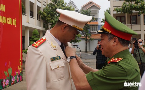 Đại úy Thái Ngô Hiếu cứu sống 4 người nhận Huân chương Dũng cảm - Ảnh 1. Đại úy Thái Ngô Hiếu cứu sống 4 người nhận Huân chương Dũng cảm - Ảnh 1.