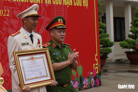 Đại úy Thái Ngô Hiếu cứu sống 4 người nhận Huân chương Dũng cảm - Ảnh 2. Đại úy Thái Ngô Hiếu cứu sống 4 người nhận Huân chương Dũng cảm - Ảnh 2.