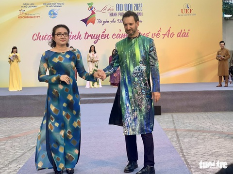 Trịnh Kim Chi, Quỳnh Hoa, Nguyễn Phi Hùng lan tỏa tình yêu áo dài đến sinh viên - Ảnh 6. Trịnh Kim Chi, Quỳnh Hoa, Nguyễn Phi Hùng lan tỏa tình yêu áo dài đến sinh viên - Ảnh 6.