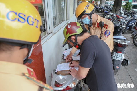 An toàn giao thông dịp 30-4 và 1-5: Vi phạm sẽ xử lý nghiêm và không có trường hợp ngoại lệ - Ảnh 1. An toàn giao thông dịp 30-4 và 1-5: Vi phạm sẽ xử lý nghiêm và không có trường hợp ngoại lệ - Ảnh 1.