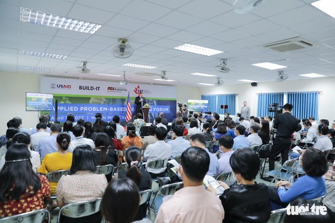 Nhiều sinh viên vẫn thích học kiểu truyền thống, thầy đọc trò chép - Ảnh 1. Nhiều sinh viên vẫn thích học kiểu truyền thống, thầy đọc trò chép - Ảnh 1.
