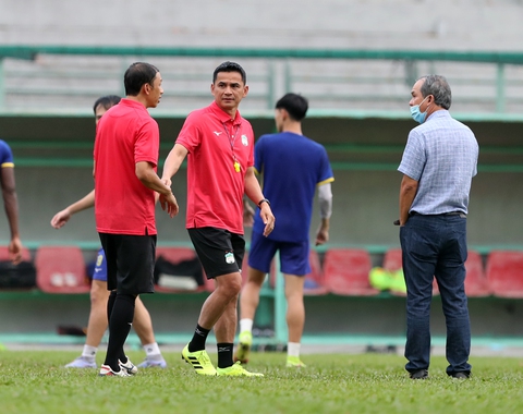 Bầu Đức ra sân tập động viên thầy trò HLV Kiatisak trước AFC Champions League 2022 - Ảnh 2. Bầu Đức ra sân tập động viên thầy trò HLV Kiatisak trước AFC Champions League 2022 - Ảnh 2.