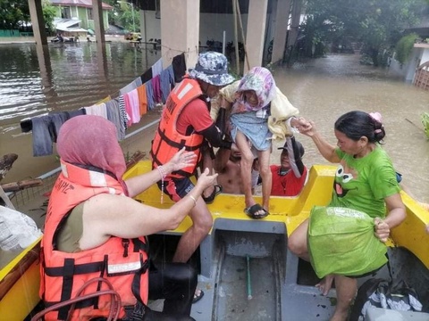Cơn bão đầu tiên năm 2022 ở Philippines: 138 người chết, hơn 100 người mất tích - Ảnh 1. Cơn bão đầu tiên năm 2022 ở Philippines: 138 người chết, hơn 100 người mất tích - Ảnh 1.
