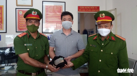 Đại úy công an trả lại gần 300 triệu đồng cho người để quên ở thùng xe tải bên đường - Ảnh 1. Đại úy công an trả lại gần 300 triệu đồng cho người để quên ở thùng xe tải bên đường - Ảnh 1.