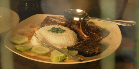 Cơm tấm sườn bò nướng vị phở - món ăn độc đáo trong phim Nghề siêu dễ - Ảnh 1. Cơm tấm sườn bò nướng vị phở - món ăn độc đáo trong phim Nghề siêu dễ - Ảnh 1.