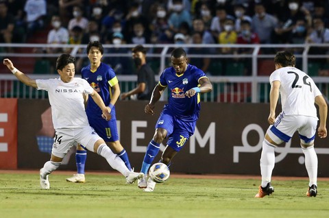 Yokohama FM thắng HAGL nhờ hai tình huống cố định - Ảnh 1. Yokohama FM thắng HAGL nhờ hai tình huống cố định - Ảnh 1.