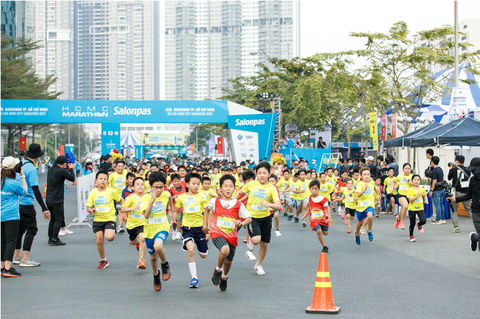 HCMC Marathon trao huy chương mạ vàng 24K cho nhà vô địch - Ảnh 2. HCMC Marathon trao huy chương mạ vàng 24K cho nhà vô địch - Ảnh 2.