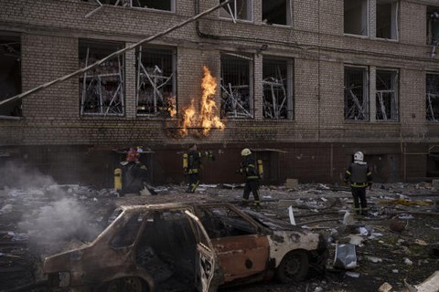 Thành phố Kharkov sau không kích ngày 16-4 - Ảnh 6. Thành phố Kharkov sau không kích ngày 16-4 - Ảnh 6.