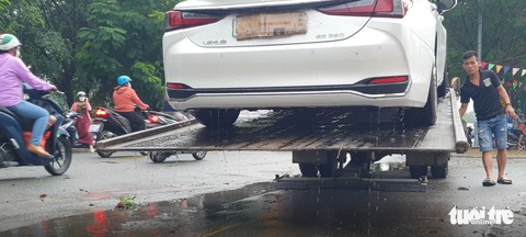 Quốc lộ 13 ngập nước, Lexus cũng phải gọi cứu hộ - Ảnh 3. Quốc lộ 13 ngập nước, Lexus cũng phải gọi cứu hộ - Ảnh 3.