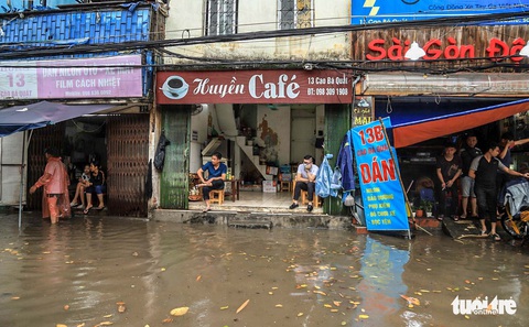 Nhiều tuyến phố Hà Nội bị ngập sau cơn mưa dông, cảnh báo 3 giờ tới tiếp tục có mưa to - Ảnh 4. Nhiều tuyến phố Hà Nội bị ngập sau cơn mưa dông, cảnh báo 3 giờ tới tiếp tục có mưa to - Ảnh 4.