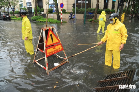 Nhiều tuyến phố Hà Nội bị ngập sau cơn mưa dông, cảnh báo 3 giờ tới tiếp tục có mưa to - Ảnh 5. Nhiều tuyến phố Hà Nội bị ngập sau cơn mưa dông, cảnh báo 3 giờ tới tiếp tục có mưa to - Ảnh 5.