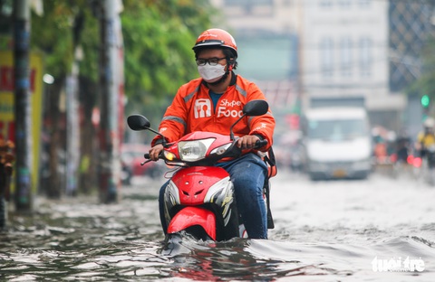 Mưa chỉ 30 phút, nhiều con đường ở Gò Vấp ngập như sông - Ảnh 4. Mưa chỉ 30 phút, nhiều con đường ở Gò Vấp ngập như sông - Ảnh 4.