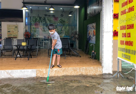 Mưa chỉ 30 phút, nhiều con đường ở Gò Vấp ngập như sông - Ảnh 7. Mưa chỉ 30 phút, nhiều con đường ở Gò Vấp ngập như sông - Ảnh 7.