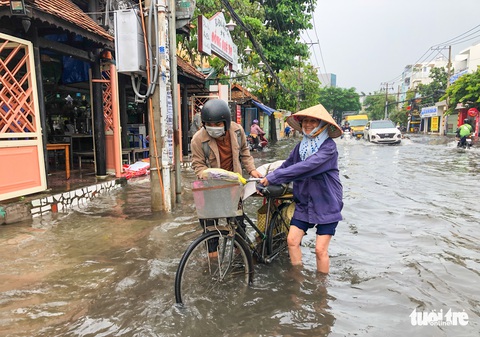 Mưa chỉ 30 phút, nhiều con đường ở Gò Vấp ngập như sông - Ảnh 1. Mưa chỉ 30 phút, nhiều con đường ở Gò Vấp ngập như sông - Ảnh 1.