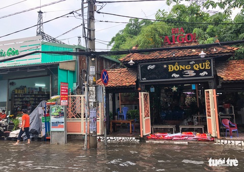 Mưa chỉ 30 phút, nhiều con đường ở Gò Vấp ngập như sông - Ảnh 8. Mưa chỉ 30 phút, nhiều con đường ở Gò Vấp ngập như sông - Ảnh 8.