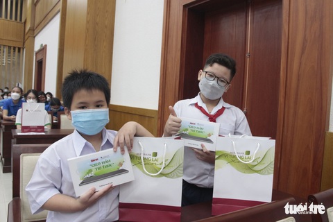 Trằn trọc, thức suốt đêm nghĩ cách đưa quà Gieo mầm tri thức về nhà - Ảnh 10. Trằn trọc, thức suốt đêm nghĩ cách đưa quà Gieo mầm tri thức về nhà - Ảnh 10.