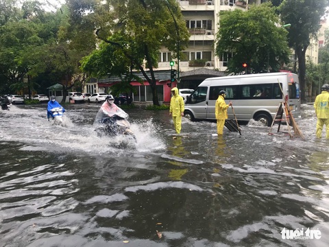 Nhiều tuyến phố Hà Nội bị ngập sau cơn mưa dông, cảnh báo 3 giờ tới tiếp tục có mưa to - Ảnh 3. Nhiều tuyến phố Hà Nội bị ngập sau cơn mưa dông, cảnh báo 3 giờ tới tiếp tục có mưa to - Ảnh 3.