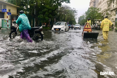 Nhiều tuyến phố Hà Nội bị ngập sau cơn mưa dông, cảnh báo 3 giờ tới tiếp tục có mưa to - Ảnh 1. Nhiều tuyến phố Hà Nội bị ngập sau cơn mưa dông, cảnh báo 3 giờ tới tiếp tục có mưa to - Ảnh 1.