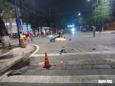 Xe máy va chạm ôtô 7 chỗ, 1 người chết tại chỗ, 1 người bị thương - Ảnh 1. Xe máy va chạm ôtô 7 chỗ, 1 người chết tại chỗ, 1 người bị thương - Ảnh 1.