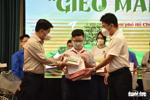 Trằn trọc, thức suốt đêm nghĩ cách đưa quà Gieo mầm tri thức về nhà - Ảnh 5. Trằn trọc, thức suốt đêm nghĩ cách đưa quà Gieo mầm tri thức về nhà - Ảnh 5.