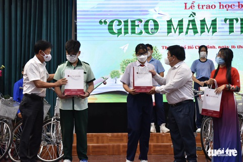 Trằn trọc, thức suốt đêm nghĩ cách đưa quà Gieo mầm tri thức về nhà - Ảnh 1. Trằn trọc, thức suốt đêm nghĩ cách đưa quà Gieo mầm tri thức về nhà - Ảnh 1.
