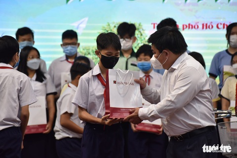 Trằn trọc, thức suốt đêm nghĩ cách đưa quà Gieo mầm tri thức về nhà - Ảnh 6. Trằn trọc, thức suốt đêm nghĩ cách đưa quà Gieo mầm tri thức về nhà - Ảnh 6.