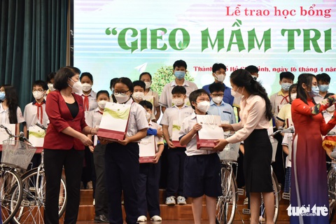 Trằn trọc, thức suốt đêm nghĩ cách đưa quà Gieo mầm tri thức về nhà - Ảnh 7. Trằn trọc, thức suốt đêm nghĩ cách đưa quà Gieo mầm tri thức về nhà - Ảnh 7.