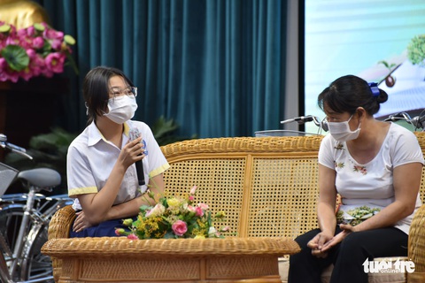 Trằn trọc, thức suốt đêm nghĩ cách đưa quà Gieo mầm tri thức về nhà - Ảnh 2. Trằn trọc, thức suốt đêm nghĩ cách đưa quà Gieo mầm tri thức về nhà - Ảnh 2.