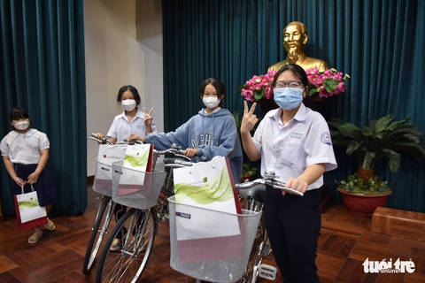 Trằn trọc, thức suốt đêm nghĩ cách đưa quà Gieo mầm tri thức về nhà - Ảnh 8. Trằn trọc, thức suốt đêm nghĩ cách đưa quà Gieo mầm tri thức về nhà - Ảnh 8.