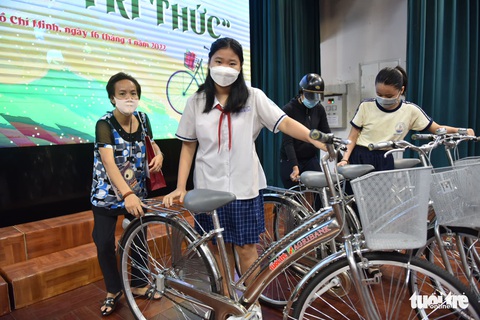 Trằn trọc, thức suốt đêm nghĩ cách đưa quà Gieo mầm tri thức về nhà - Ảnh 9. Trằn trọc, thức suốt đêm nghĩ cách đưa quà Gieo mầm tri thức về nhà - Ảnh 9.