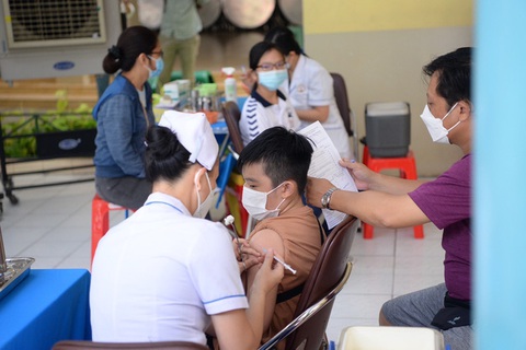 Buổi tiêm vắc xin đầu tiên cho trẻ tại TP.HCM ổn định và an toàn - Ảnh 2. Buổi tiêm vắc xin đầu tiên cho trẻ tại TP.HCM ổn định và an toàn - Ảnh 2.