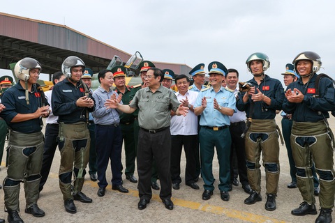 Thủ tướng khảo sát sân bay quân sự Thành Sơn, thăm Trung đoàn không quân 937 - Ảnh 1. Thủ tướng khảo sát sân bay quân sự Thành Sơn, thăm Trung đoàn không quân 937 - Ảnh 1.