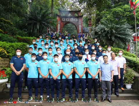Thầy trò HLV Park Hang Seo viếng đền Hùng trước SEA Games 31 - Ảnh 1. Thầy trò HLV Park Hang Seo viếng đền Hùng trước SEA Games 31 - Ảnh 1.