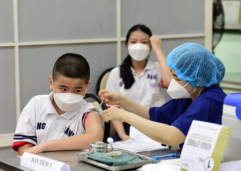 Trước và sau tiêm vắc xin ngừa COVID-19 cho trẻ, cha mẹ cần làm gì? - Ảnh 1. Trước và sau tiêm vắc xin ngừa COVID-19 cho trẻ, cha mẹ cần làm gì? - Ảnh 1.