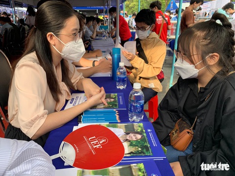 Ngày hội tư vấn tuyển sinh giúp học sinh xác định được ngành yêu thích, định hướng ôn tập tốt hơn - Ảnh 10. Ngày hội tư vấn tuyển sinh giúp học sinh xác định được ngành yêu thích, định hướng ôn tập tốt hơn - Ảnh 10.