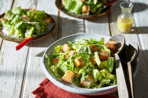 Salad Caesar - món ngon tới cọng rau cuối cùng cho buổi sáng healthy - Ảnh 1. Salad Caesar - món ngon tới cọng rau cuối cùng cho buổi sáng healthy - Ảnh 1.