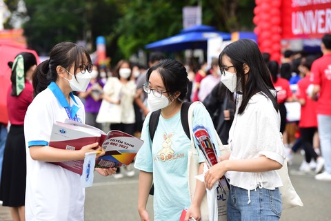 Sáng nay diễn ra Ngày hội tư vấn tuyển sinh tại TP.HCM với cả ngàn chuyên gia tư vấn - Ảnh 5. Sáng nay diễn ra Ngày hội tư vấn tuyển sinh tại TP.HCM với cả ngàn chuyên gia tư vấn - Ảnh 5.