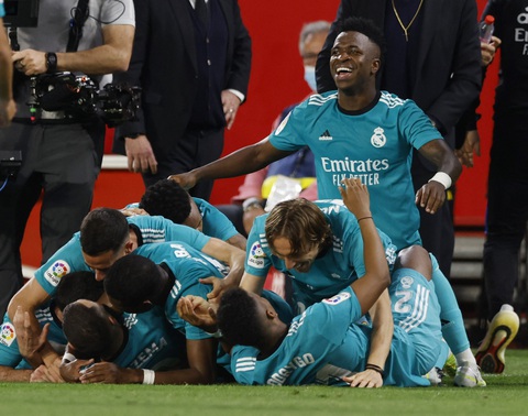 Benzema lại giải cứu Real Madrid, lấy 3 điểm trước Sevilla - Ảnh 1. Benzema lại giải cứu Real Madrid, lấy 3 điểm trước Sevilla - Ảnh 1.