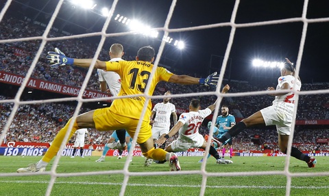 Benzema lại giải cứu Real Madrid, lấy 3 điểm trước Sevilla - Ảnh 3. Benzema lại giải cứu Real Madrid, lấy 3 điểm trước Sevilla - Ảnh 3.