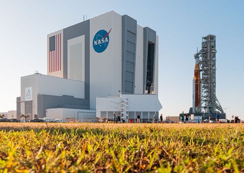 NASA trả siêu tên lửa Mặt trăng về nơi sản xuất sau 3 thử nghiệm thất bại - Ảnh 1. NASA trả siêu tên lửa Mặt trăng về nơi sản xuất sau 3 thử nghiệm thất bại - Ảnh 1.