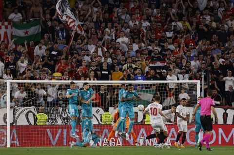 Benzema lại giải cứu Real Madrid, lấy 3 điểm trước Sevilla - Ảnh 2. Benzema lại giải cứu Real Madrid, lấy 3 điểm trước Sevilla - Ảnh 2.