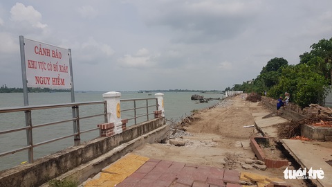 Bờ kè trăm tỉ chống xói lở sông Tiền chưa hết bảo hành đã sạt, lún - Ảnh 1. Bờ kè trăm tỉ chống xói lở sông Tiền chưa hết bảo hành đã sạt, lún - Ảnh 1.