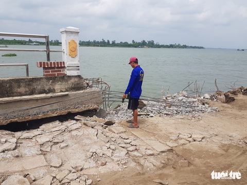 Bờ kè trăm tỉ chống xói lở sông Tiền chưa hết bảo hành đã sạt, lún - Ảnh 3. Bờ kè trăm tỉ chống xói lở sông Tiền chưa hết bảo hành đã sạt, lún - Ảnh 3.